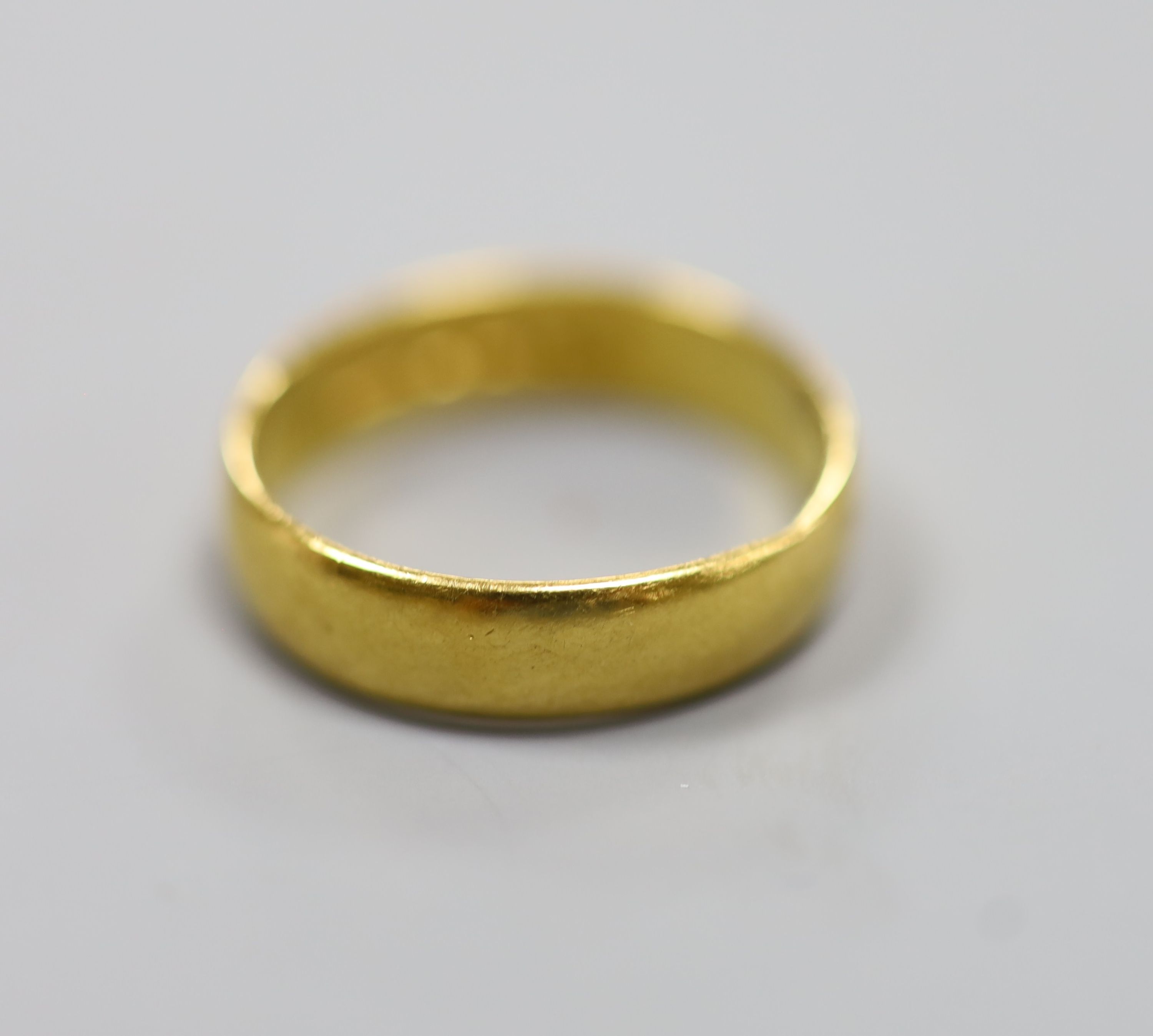 A 22ct gold wedding band, size L
